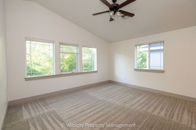 Building Photo - Beautiful Home in SW Bend - 1 dog considered!