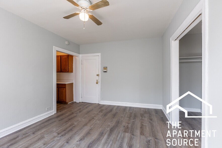 Building Photo - 717 W Belmont Ave