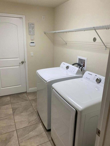 Building Photo - 5910 NW Java Ct