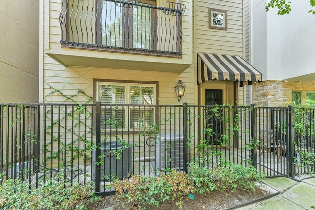 Primary Photo - 5823 Lacy St