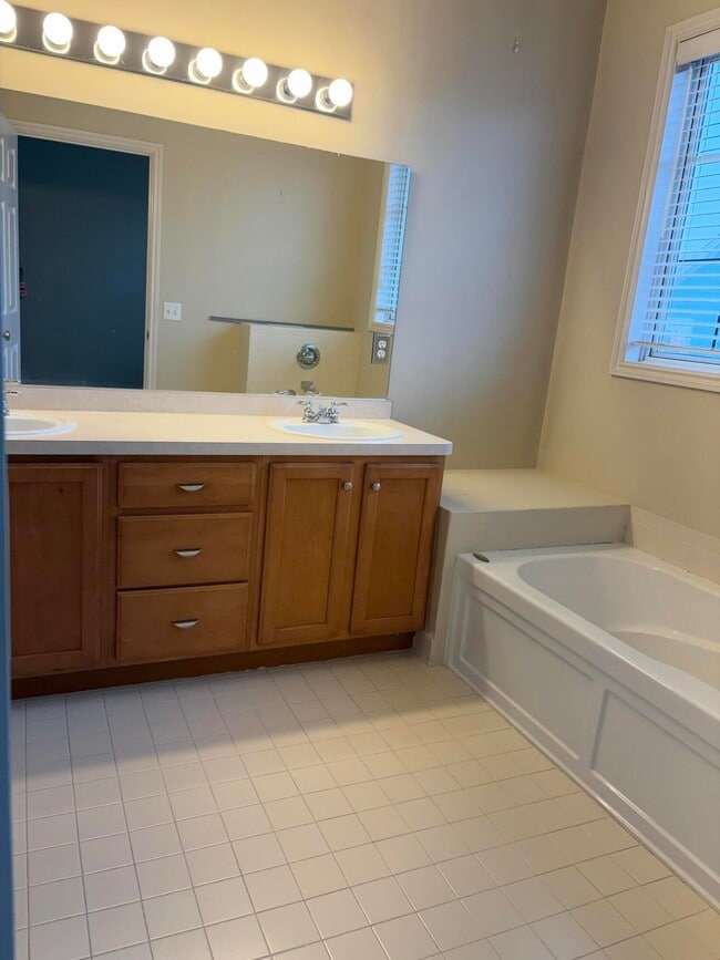 Building Photo - 534 Constitution St