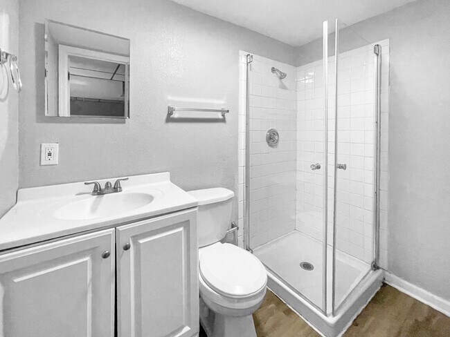 Building Photo - Coming Soon! 3 BR/2.5BA | Newly Renovated Single Family Home |  Fenced backyard | In Raytown!