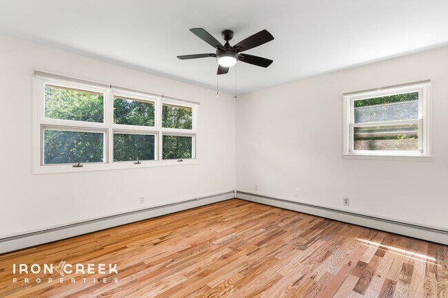 Building Photo - Spacious West Asheville Home with Dual Kit...