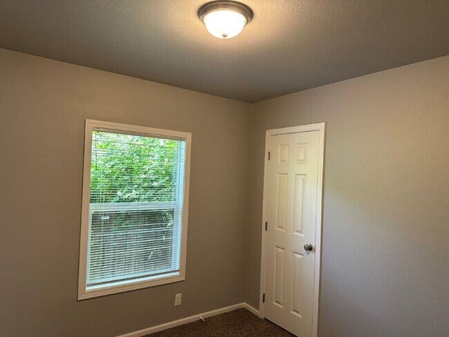 Building Photo - 350 Wilkie St