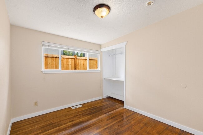 Building Photo - Bellevue 3 Bedroom 1.5 Bath - Detached Gar...