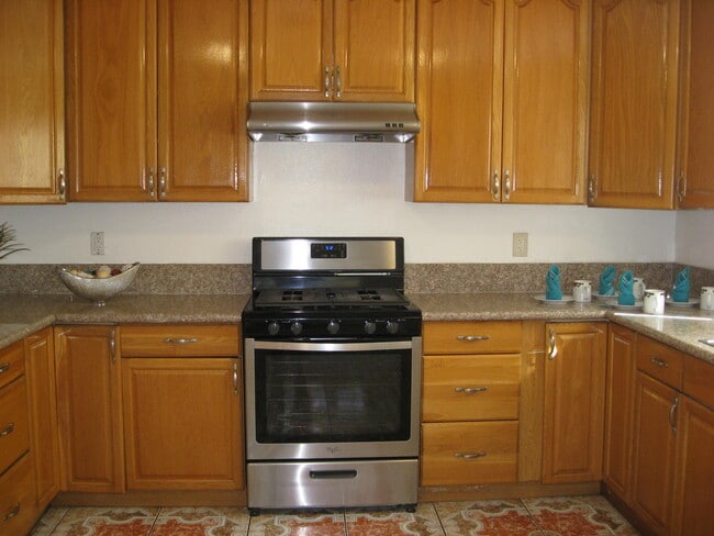 Building Photo - 9266 Cypress Ave