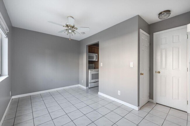 Building Photo - 2140 Sherwood Forest Blvd