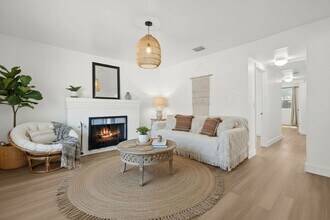 Building Photo - Charming 3-Bedroom Home in Miami - Comfortable Living in a Prime Location