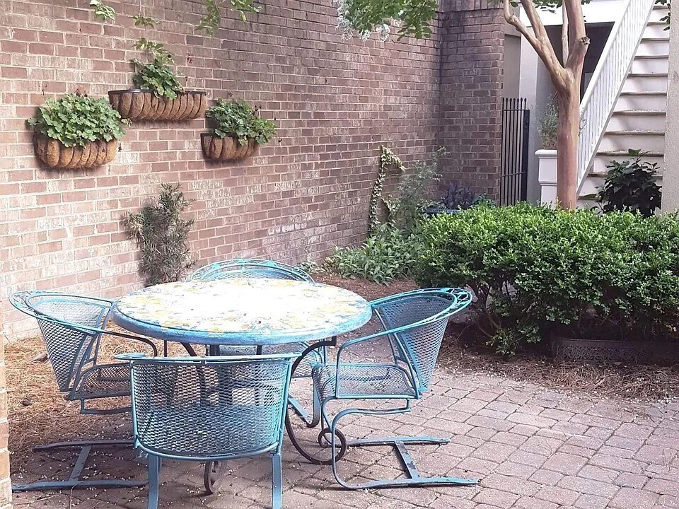 courtyard - 318 W Wayne St
