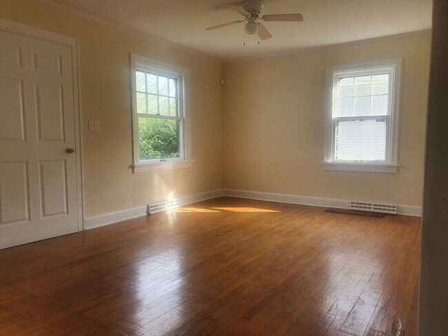 Building Photo - Two Bedroom House in Alton