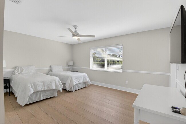 Building Photo - 4690 Palo Verde Dr