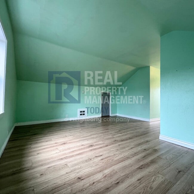 Building Photo - Sweet 3 bedroom and 2 bath + 3 car garage ...