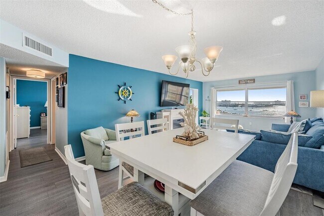 Building Photo - 4550 Cove Cir