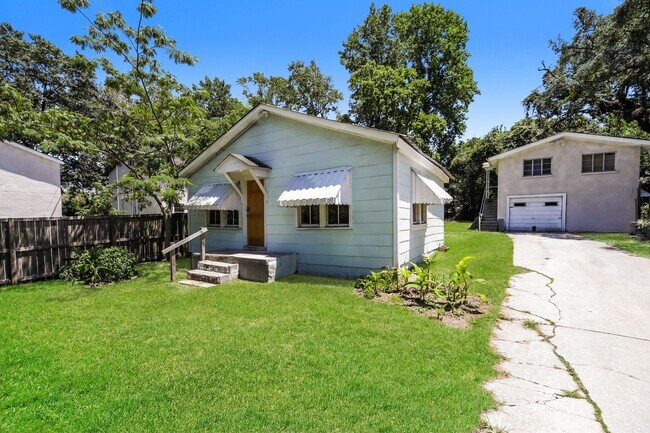 Building Photo - 1 bedroom / 1 bath ~ Just Renovated & Move...