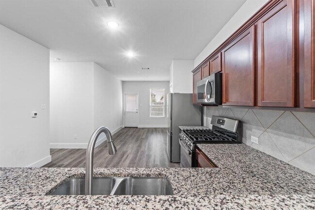 Building Photo - 175 Eves Necklace Dr.