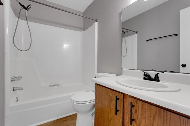 Full Bathroom - 101 Montague Dr