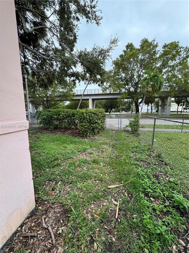 Building Photo - 2652 SW 23rd Ave