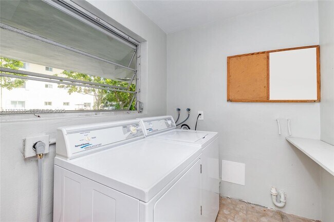 Building Photo - 195 Sunrise Dr