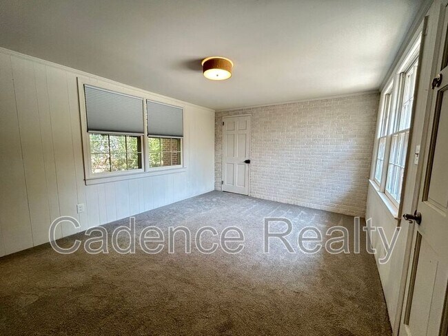 Building Photo - 1607 Azalea Dr