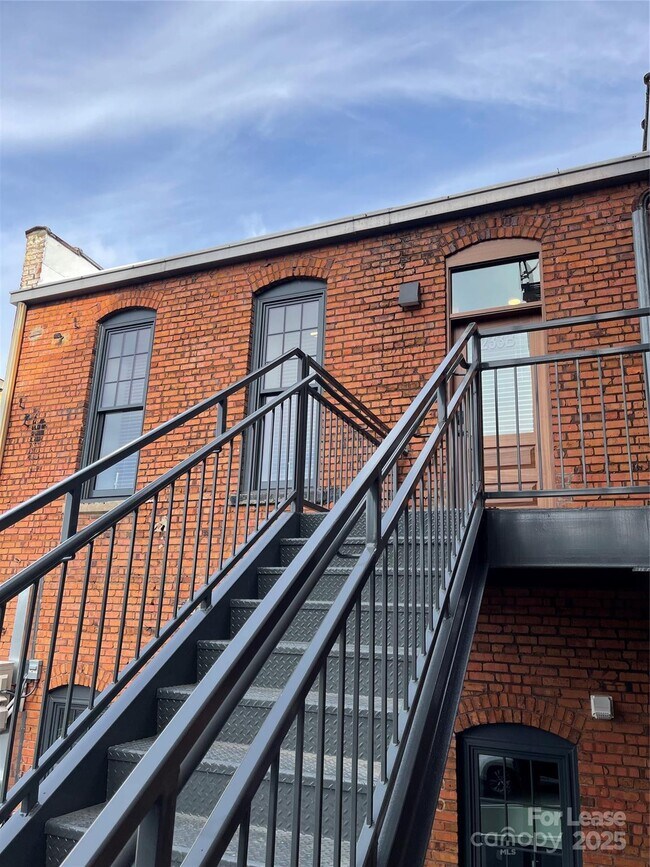 Building Photo - 233 W Main St