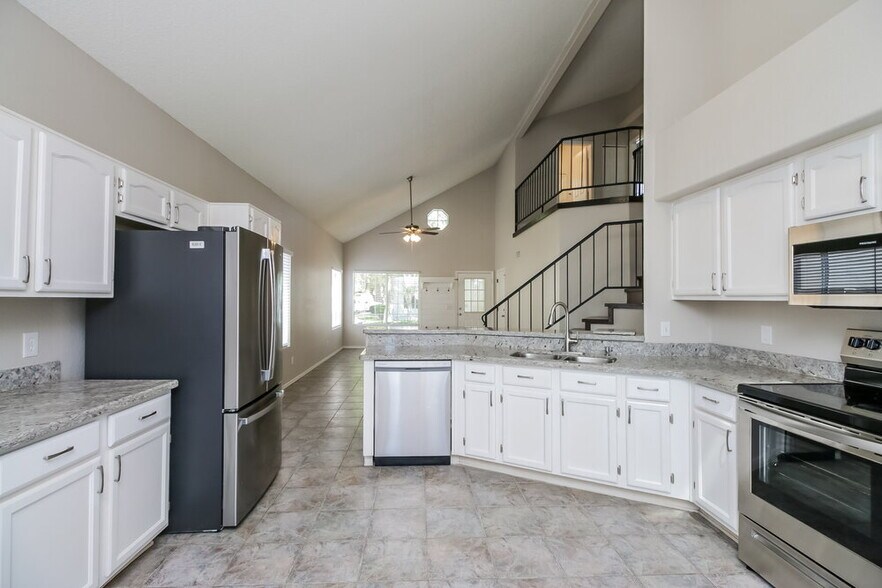 Building Photo - 441 S Maple