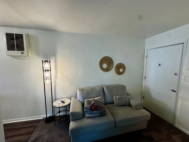 Building Photo - Top Floor Furnished Studio Apartment – All Utilities Included!