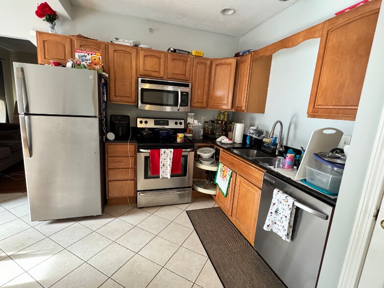 Building Photo - 143 Providence St