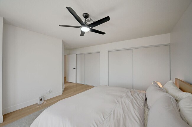 Building Photo - Furnished 4 bedroom home in the Lakes!