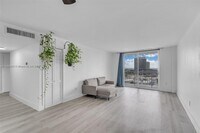 Building Photo - 6900 Bay Dr