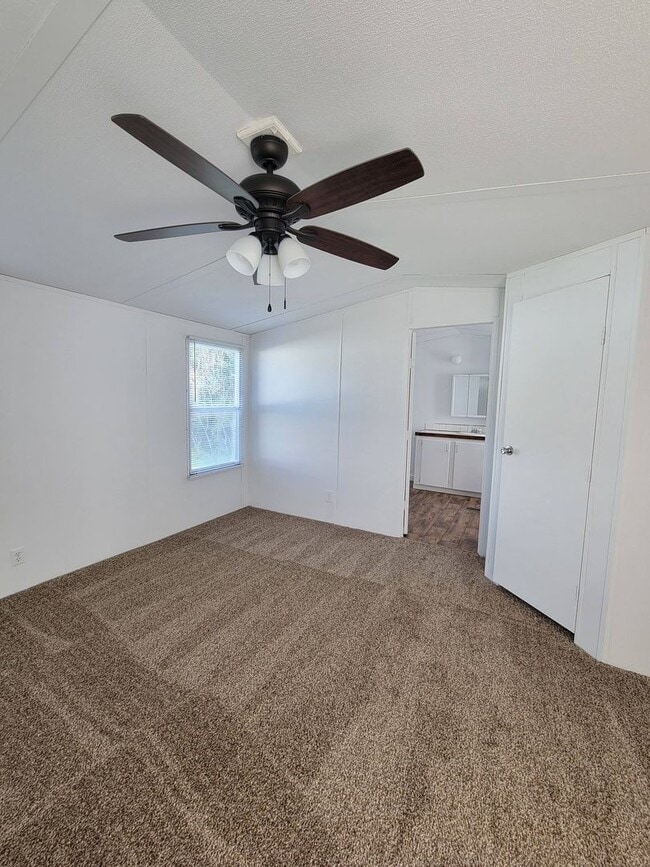 Building Photo - Ready to Move in