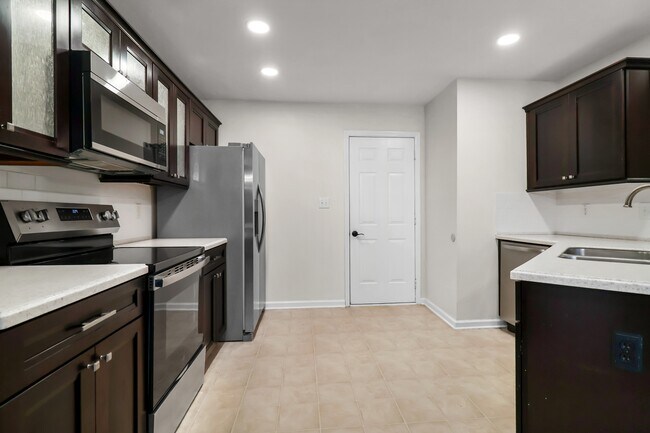 Building Photo - 3817 Roscommon Way