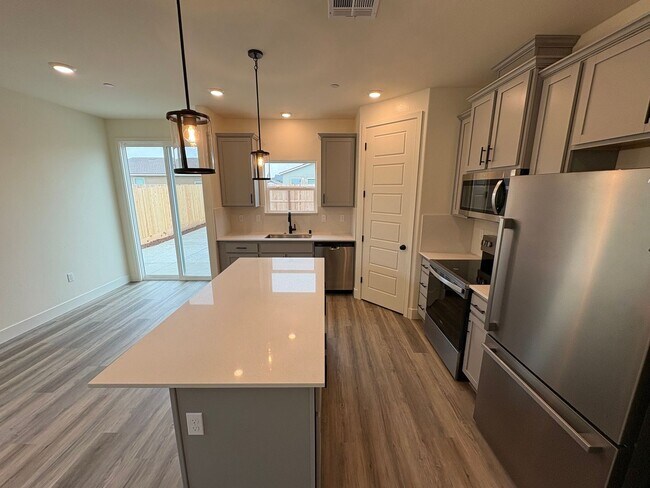 Building Photo - NW Visalia Home Rent Ready! Walking distance to Oak Grove