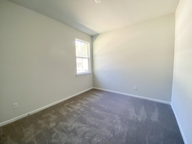 Building Photo - Four Bedroom Home in The Lakes at New Rive...