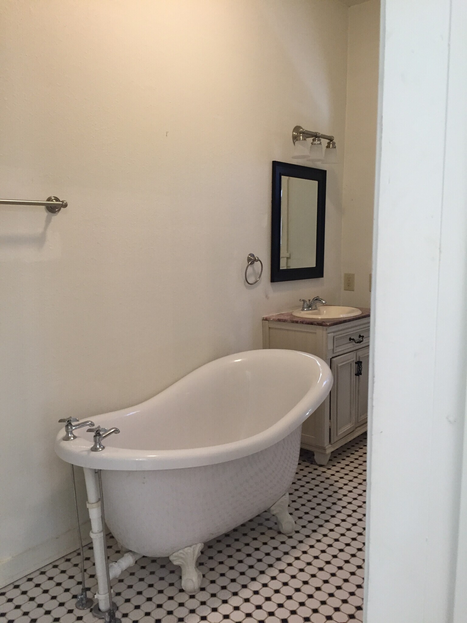 Original Claw Foot Tub - 920 Scott St