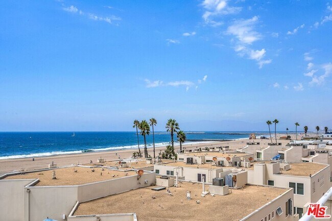 Building Photo - 7301 Vista Del Mar