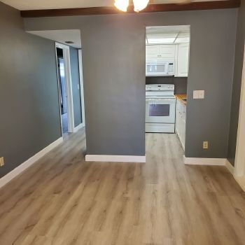Building Photo - Duplex with 2bedrooms & another room that ...