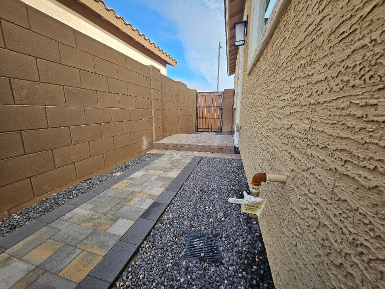 Building Photo - 17593 W Victory St