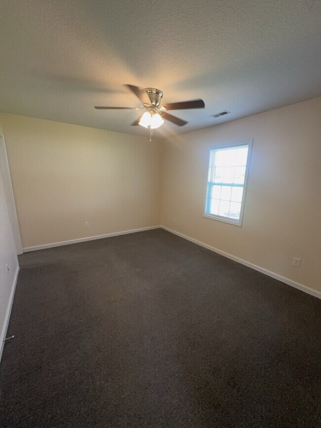 Building Photo - 204 Angus Ln