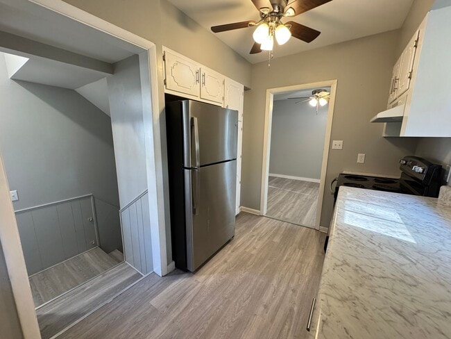 Building Photo - short term lease available