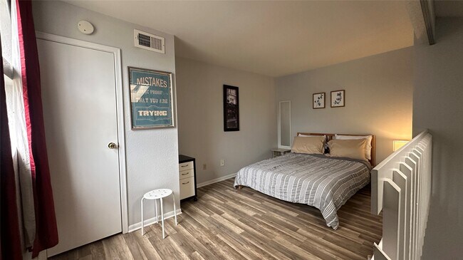 Building Photo - 2425 Holly Hall St