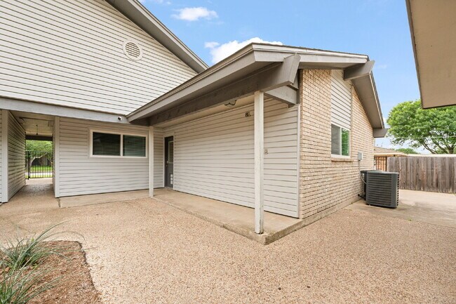 Building Photo - 2 Bed, 2 Bath Duplex