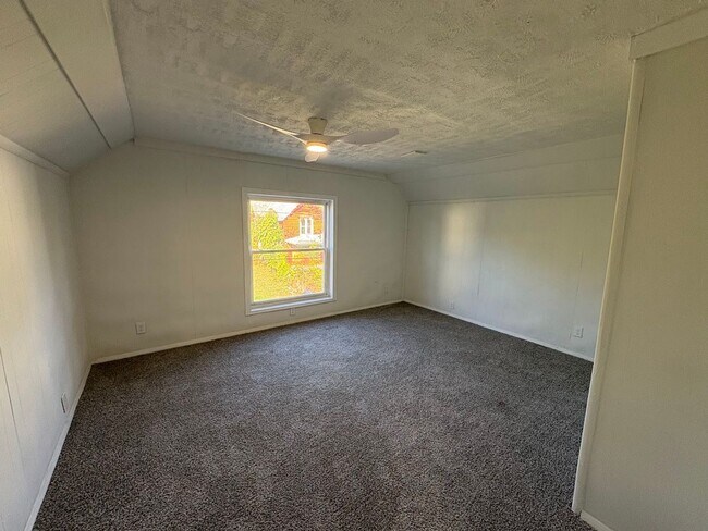 Building Photo - Three bedroom one bathroom home for rent