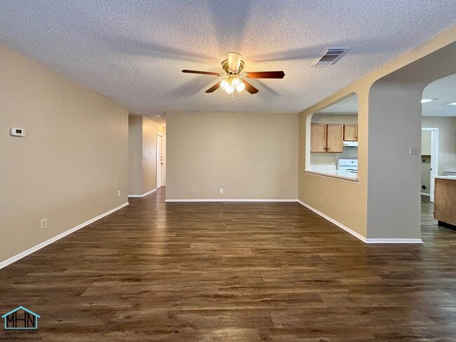 Building Photo - Adorable 3 bedrooms and 2 bathrooms, singl...