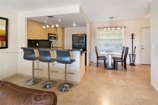 Building Photo - 220 Kings Point Dr