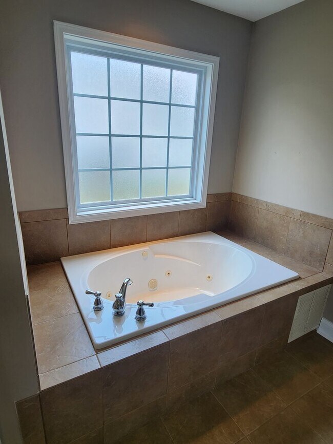 Building Photo - Maryville 37801 - 3 bed 2 bath home with a...