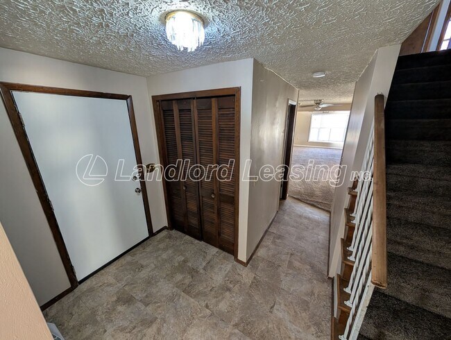 Building Photo - Spacious 4-Bedroom Colonial on Beautiful W...