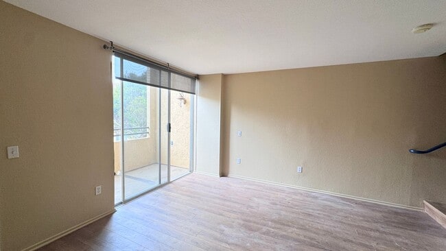 Building Photo - 1 Bedroom in Venetian Gated Community