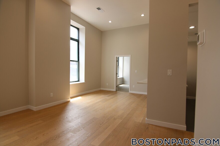 Primary Photo - 1661 Washington St