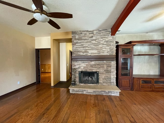 Building Photo - Beautiful 2-Story 3-bedroom home / Move in...
