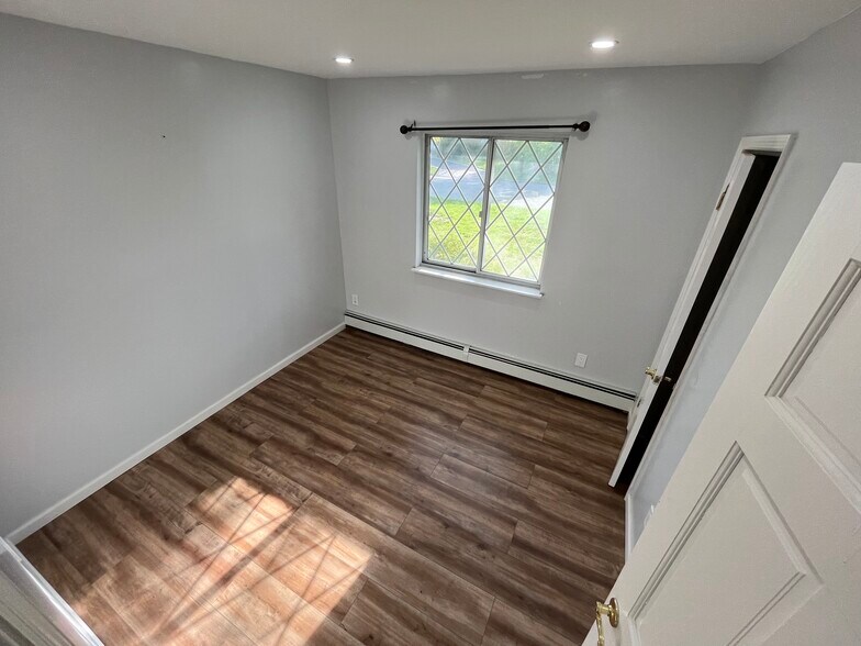 Building Photo - 33 Country Greens Dr